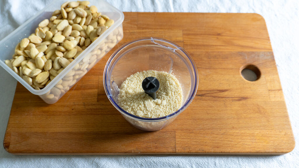 Pesto di prezzemolo e mandorle - passo 1