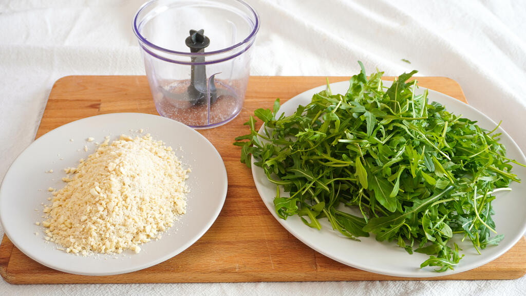 Pesto di rucola e mandorle - passo 1