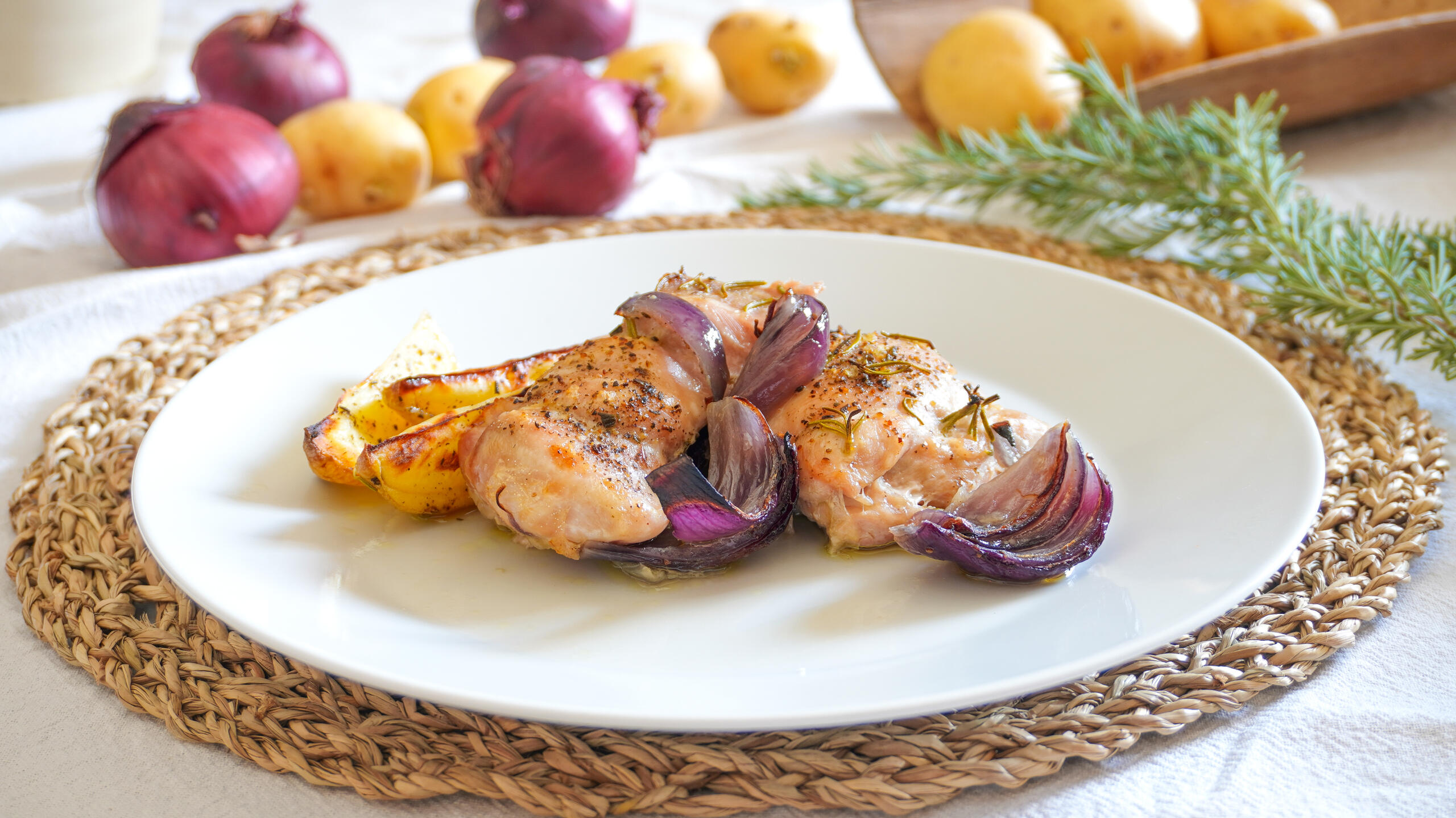 Pollo al forno con cipolle e patate