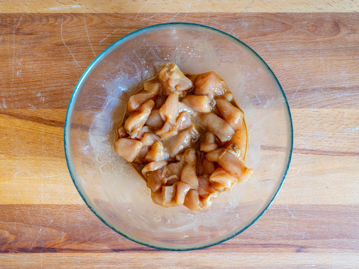 Pollo con anacardi e peperoni - passo 1