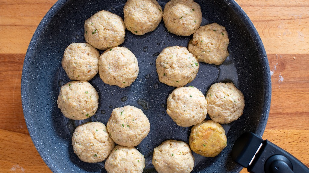 Polpette di pane al sugo