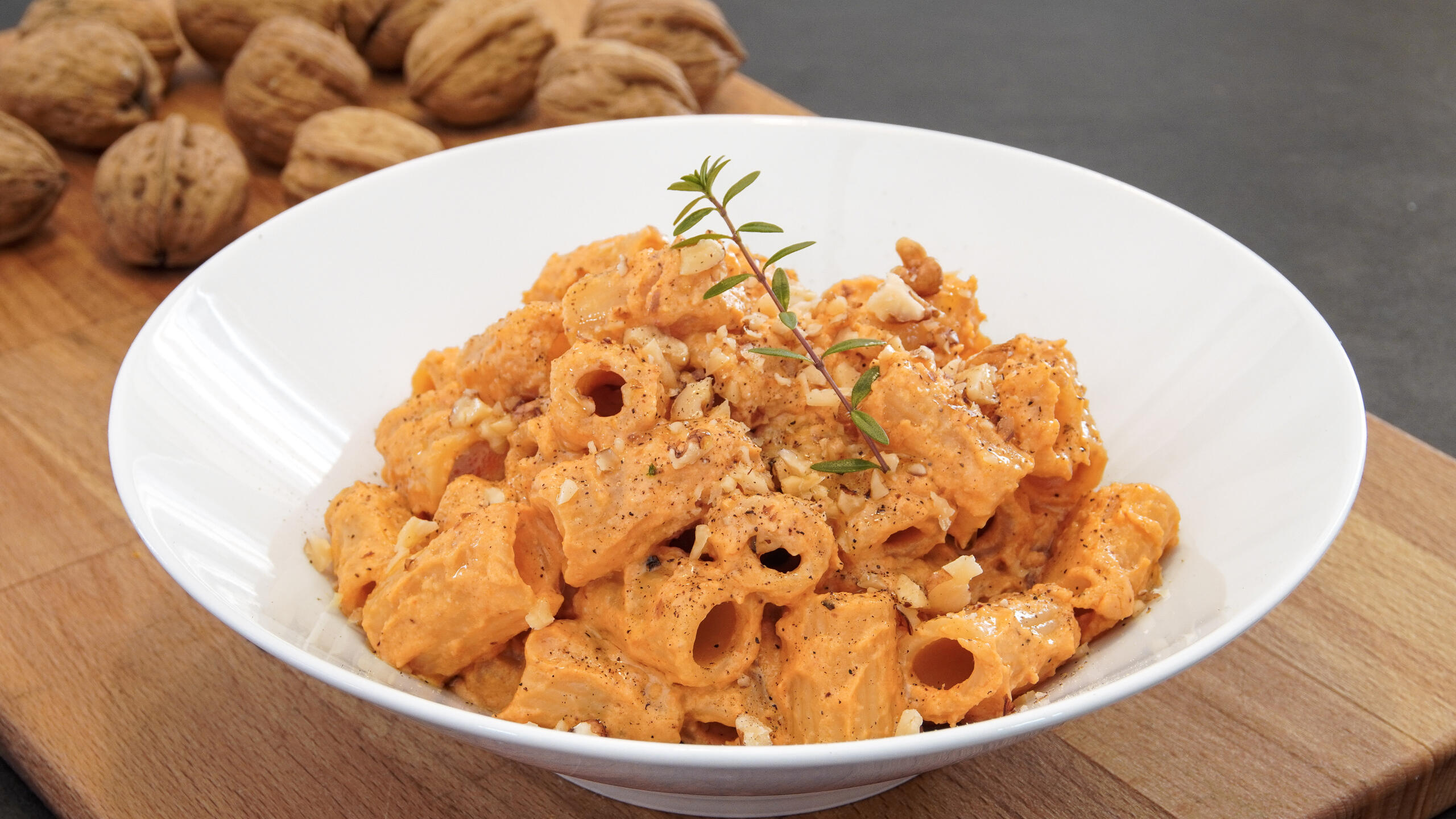 Rigatoni con pesto di ricotta e noci