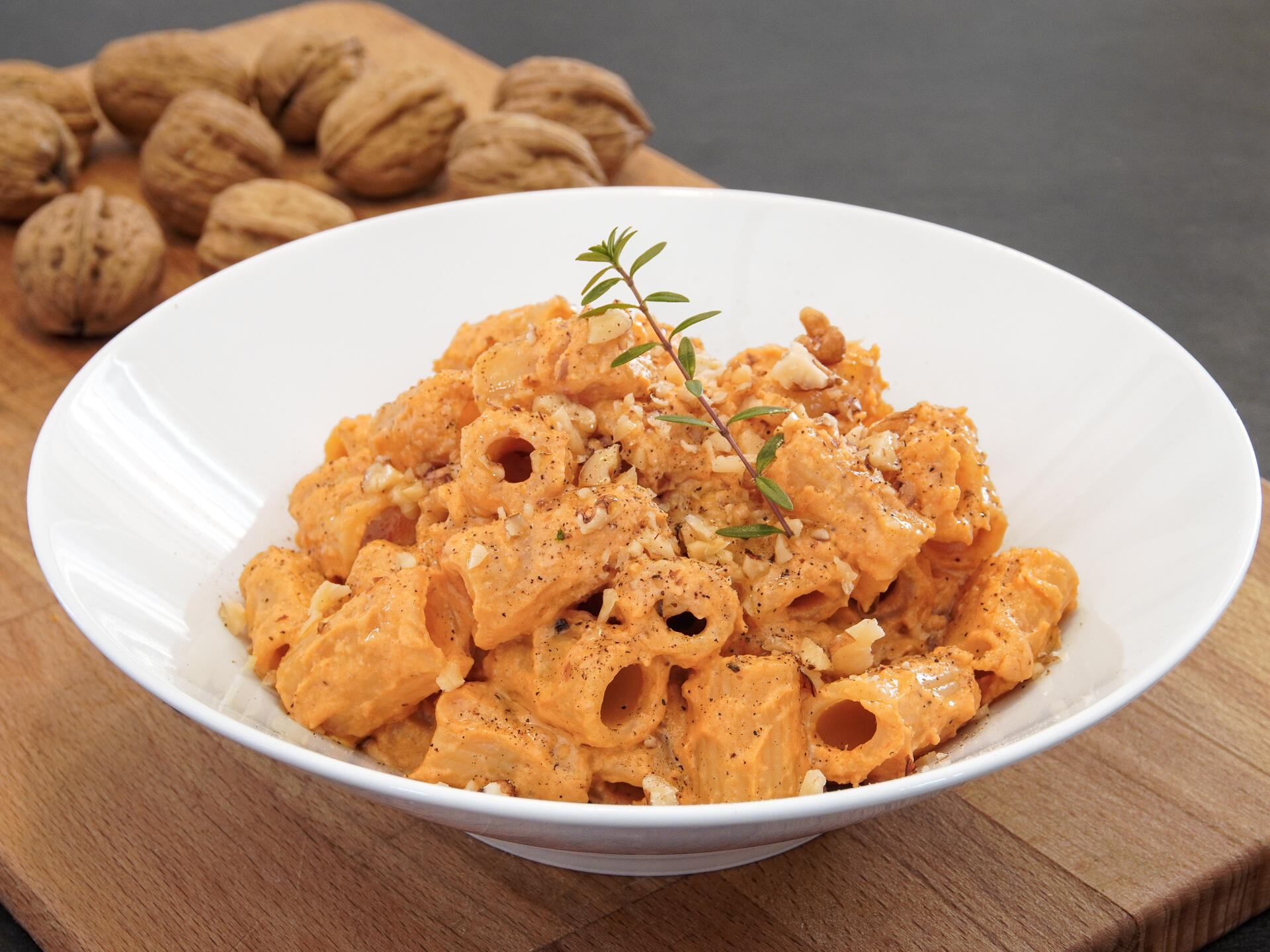 Rigatoni con pesto di ricotta e noci