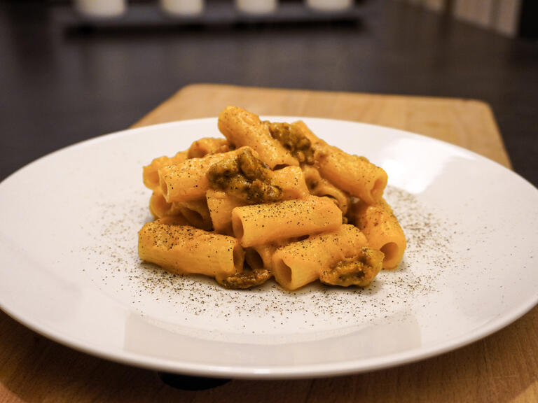 Rigatoni con crema di zucca e salsiccia: la cremos...