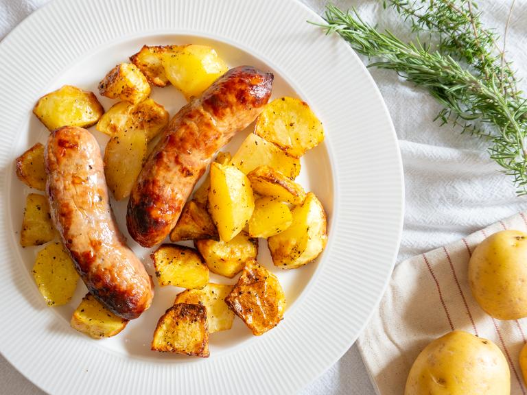 Salsiccia e patate in friggitrice ad aria