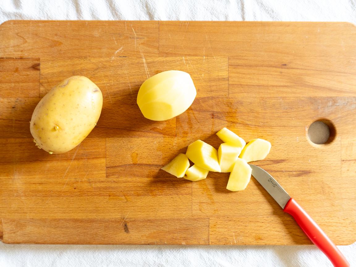Salsiccia e patate in friggitrice ad aria - passo 1