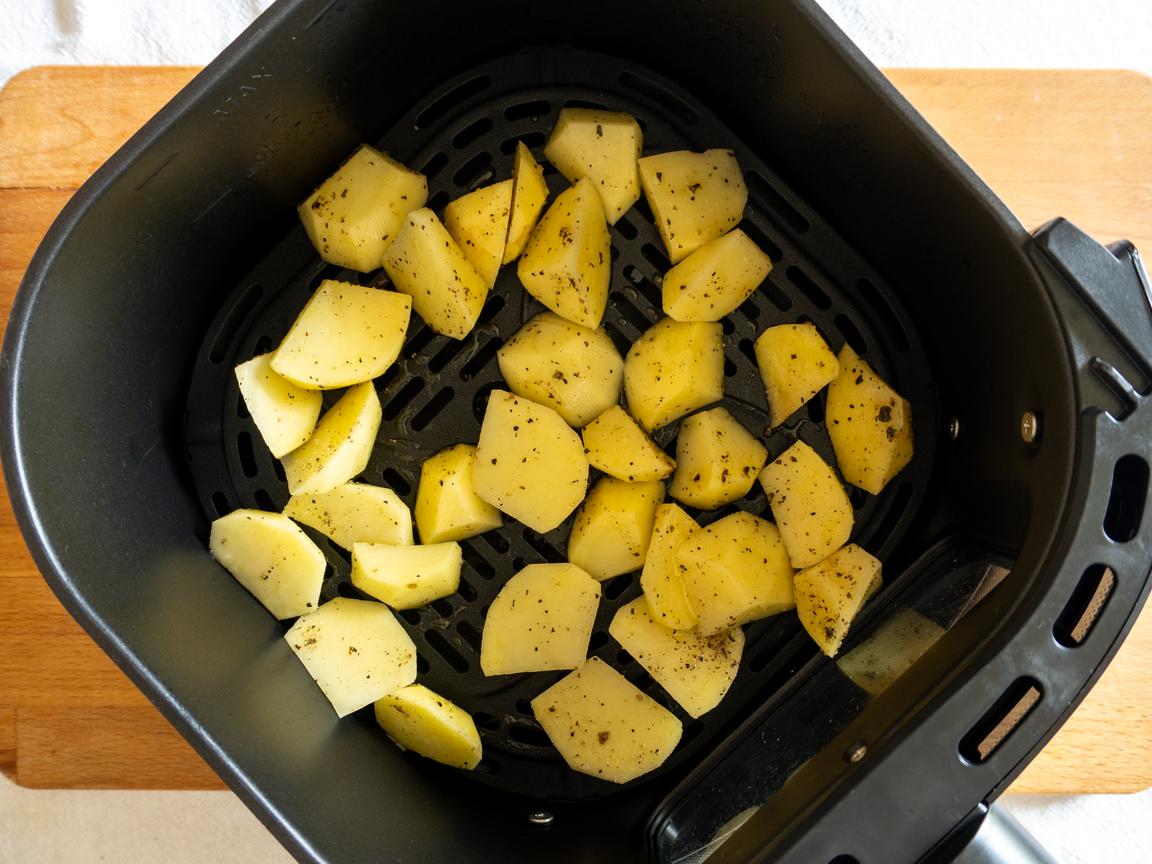 Salsiccia e patate in friggitrice ad aria - passo 4