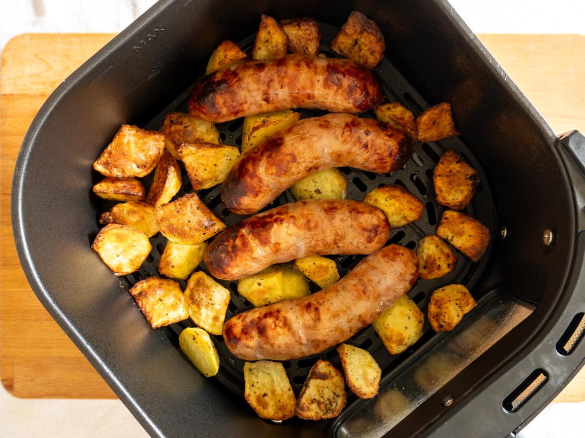 Salsiccia e patate in friggitrice ad aria - passo 5