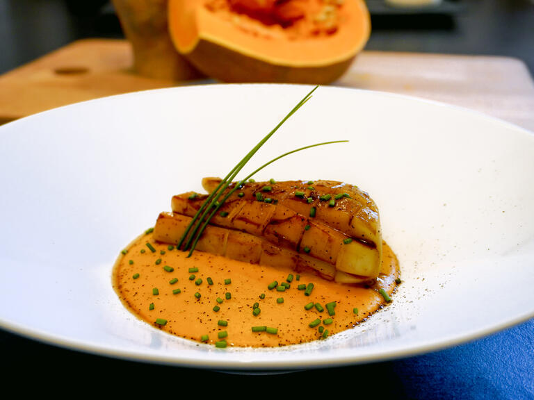 Seppia caramellata con salsa di soia e miele, pres...