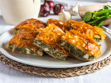 È una torta salata greca croccante e saporita, rip...