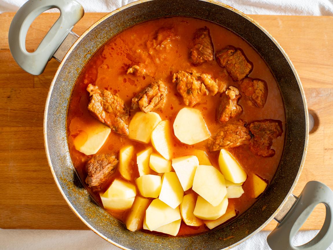 Spezzatino di manzo al sugo con patate - passo 7