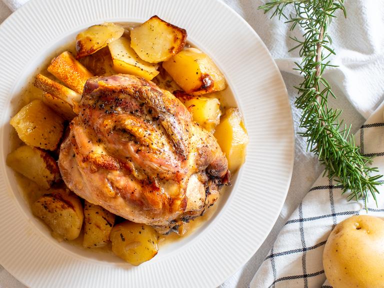Stinco di maiale con patate al forno