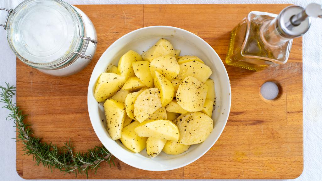Stinco di maiale con patate al forno