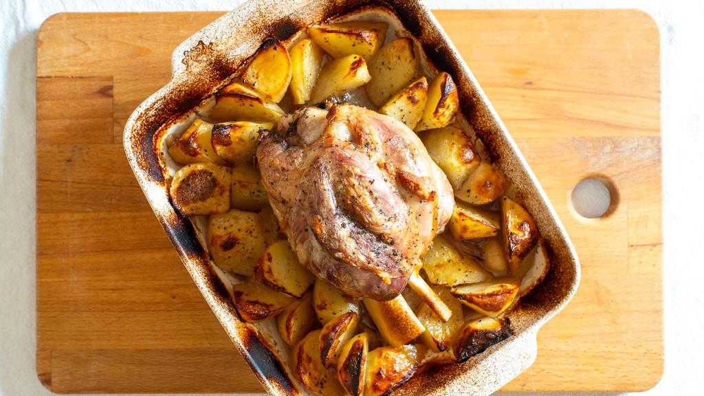 Stinco di maiale con patate al forno