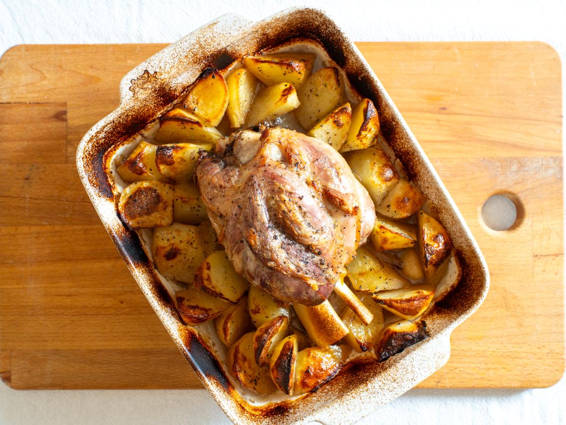 Stinco di maiale con patate al forno - passo 6