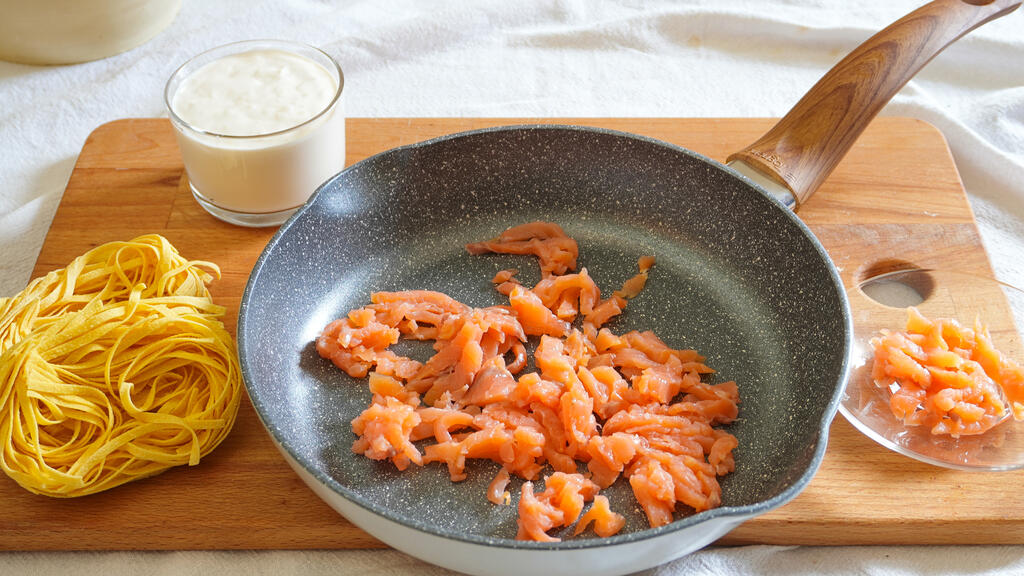 Tagliolini al salmone affumicato - passo 2