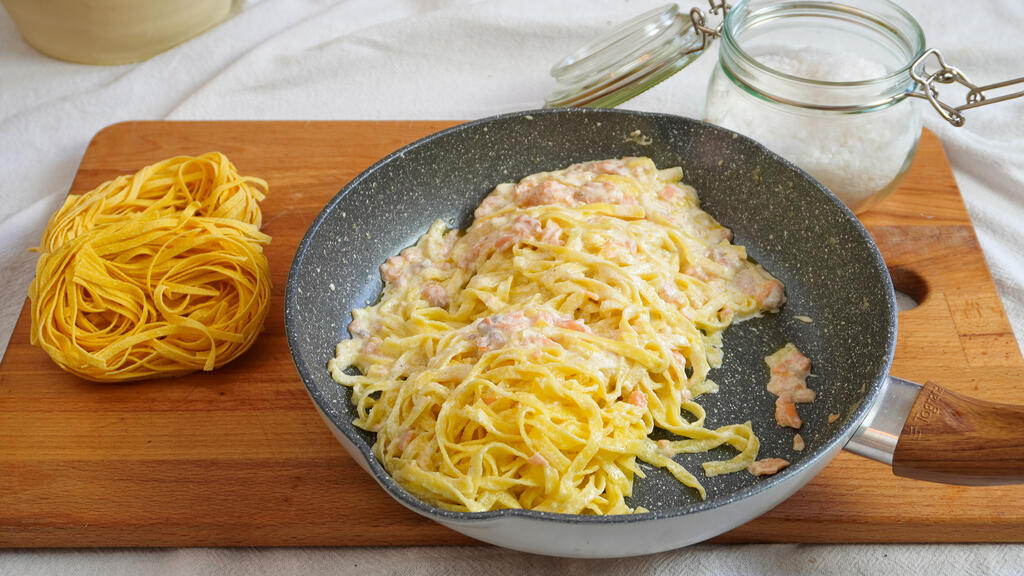 Tagliolini al salmone affumicato - passo 4