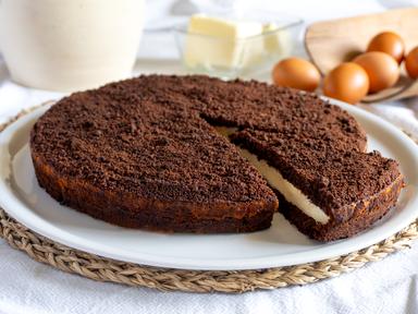 Una deliziosa torta con base e crumble al cacao, p...