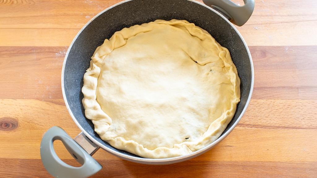 Torta salata in padella con bietole e scamorza