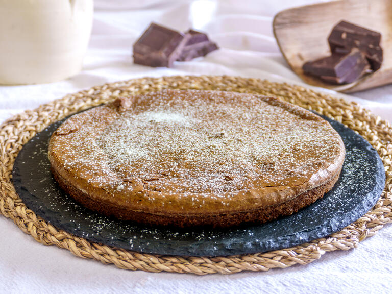 Una torta morbidissima al cioccolato fondente. For...