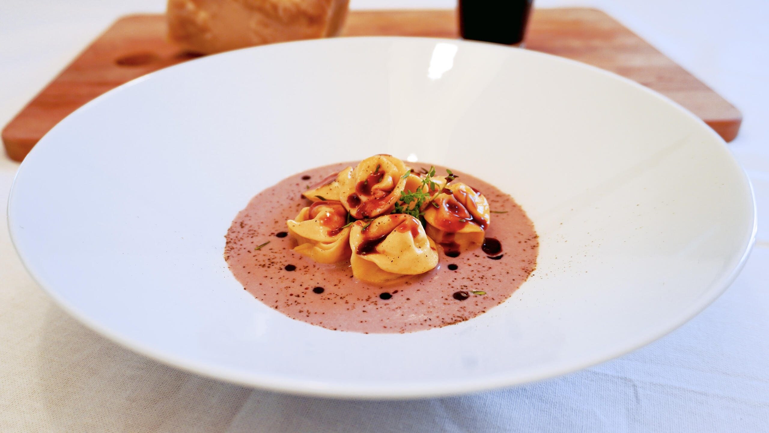 Tortelli con riduzione di vino rosso