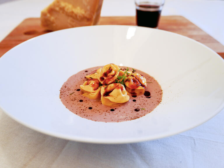 Tortelli con riduzione di vino rosso