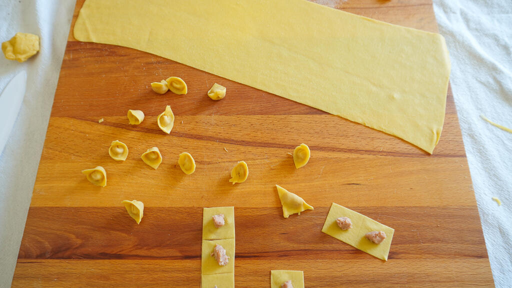 Tortellini bolognesi in brodo - passo 6