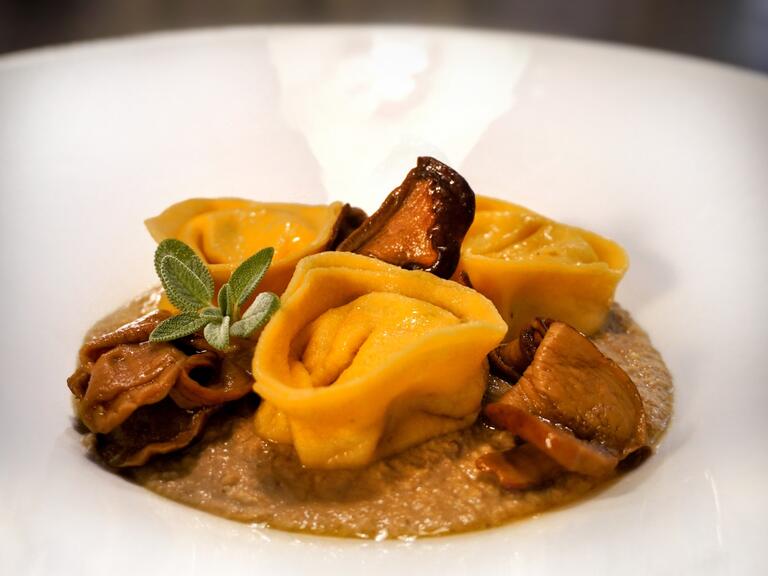 Tortelloni fatti in casa con ricotta e funghi porc...