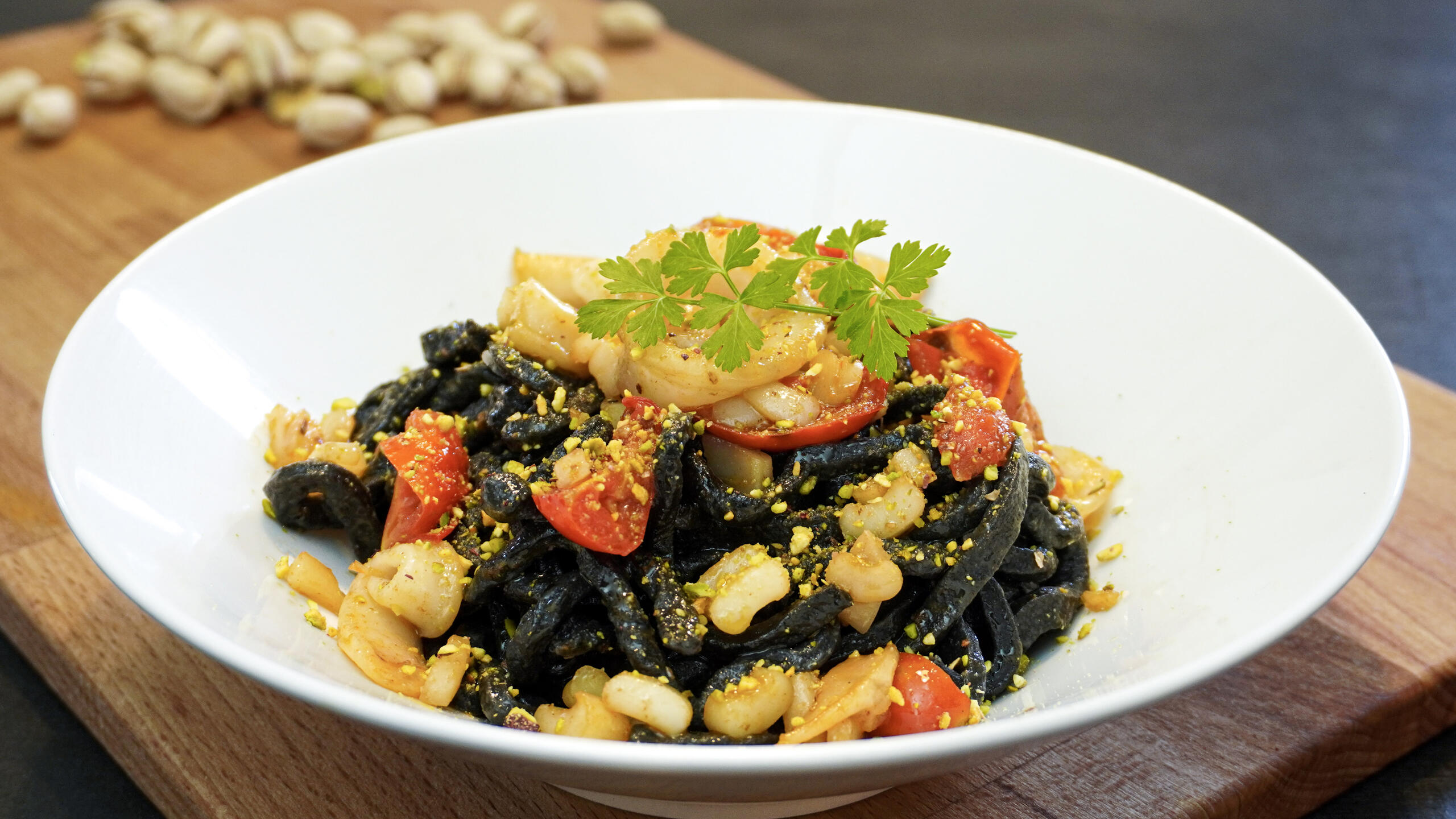 Udon con totani e pistacchi