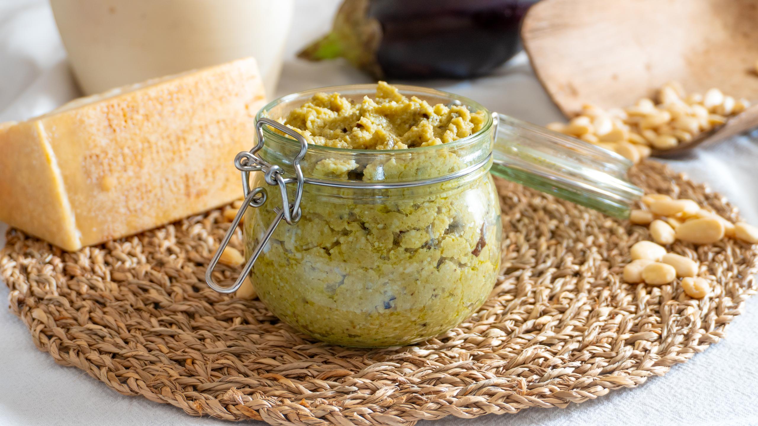 Aubergine- och mandelpesto