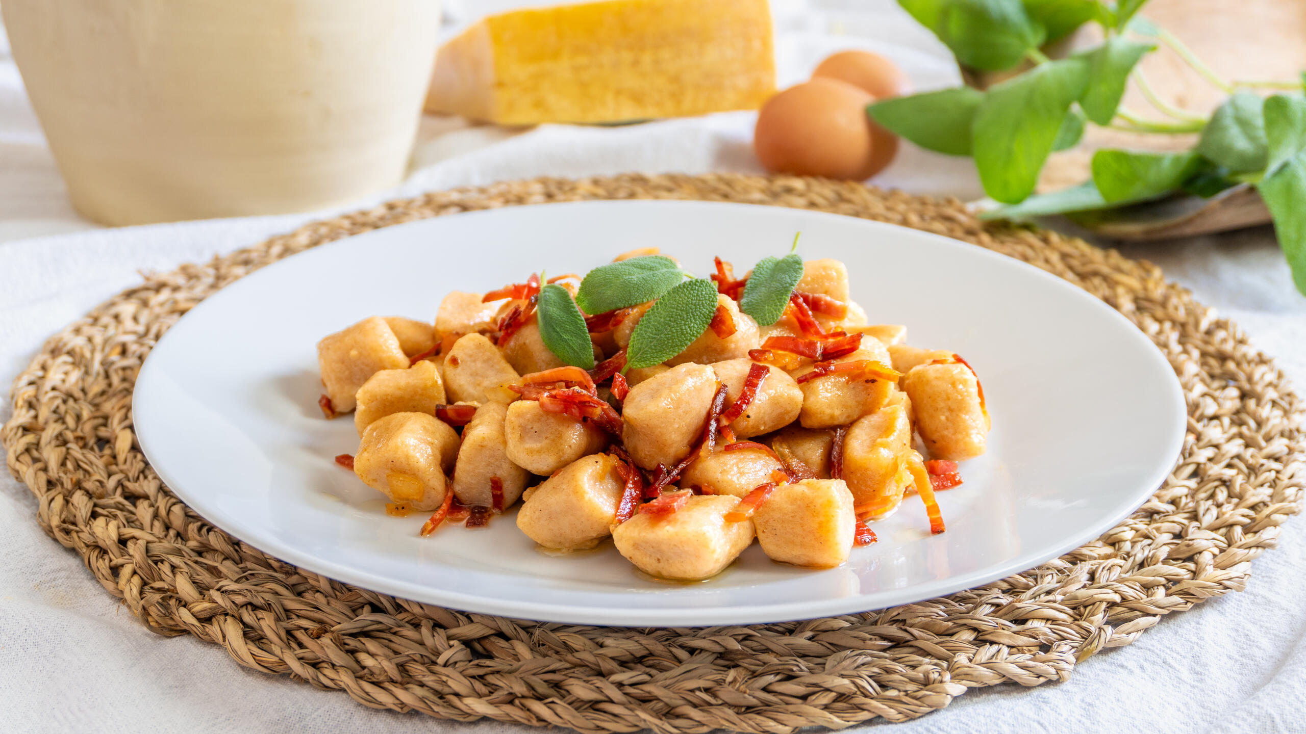 Dinkelgnocchi med ricotta och speck