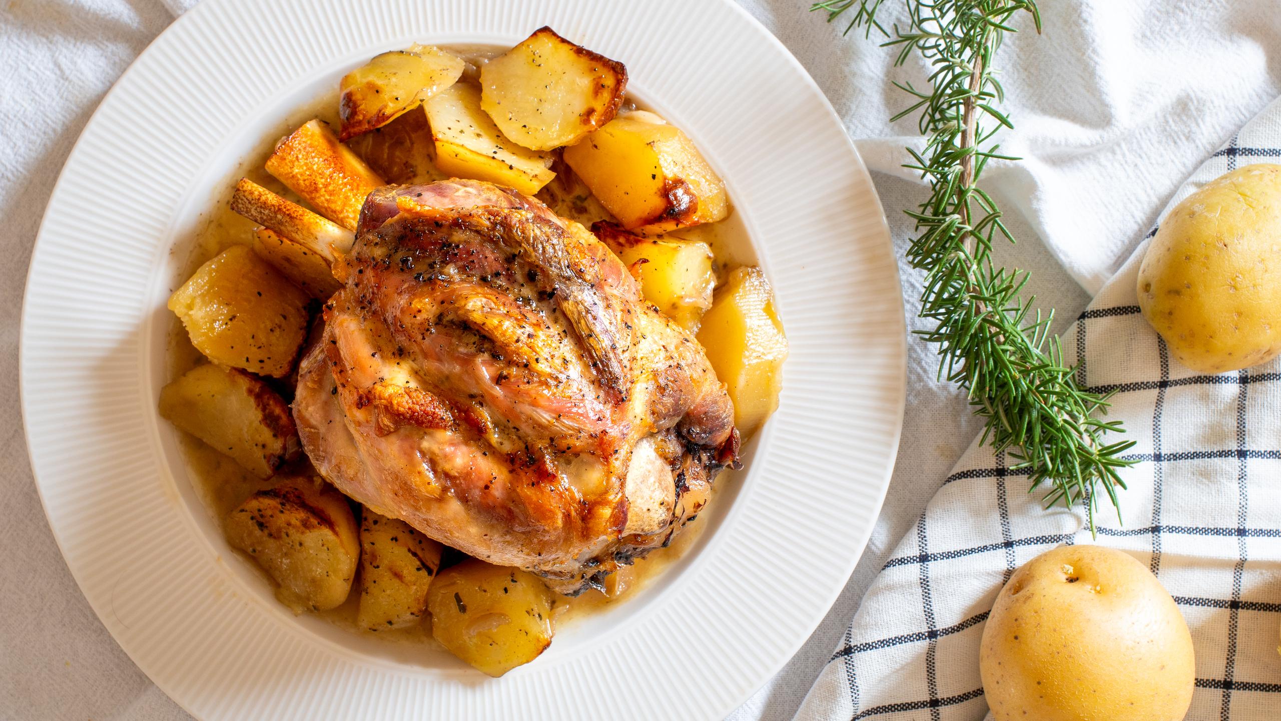 Fläsklägg med ugnsrostade potatisar