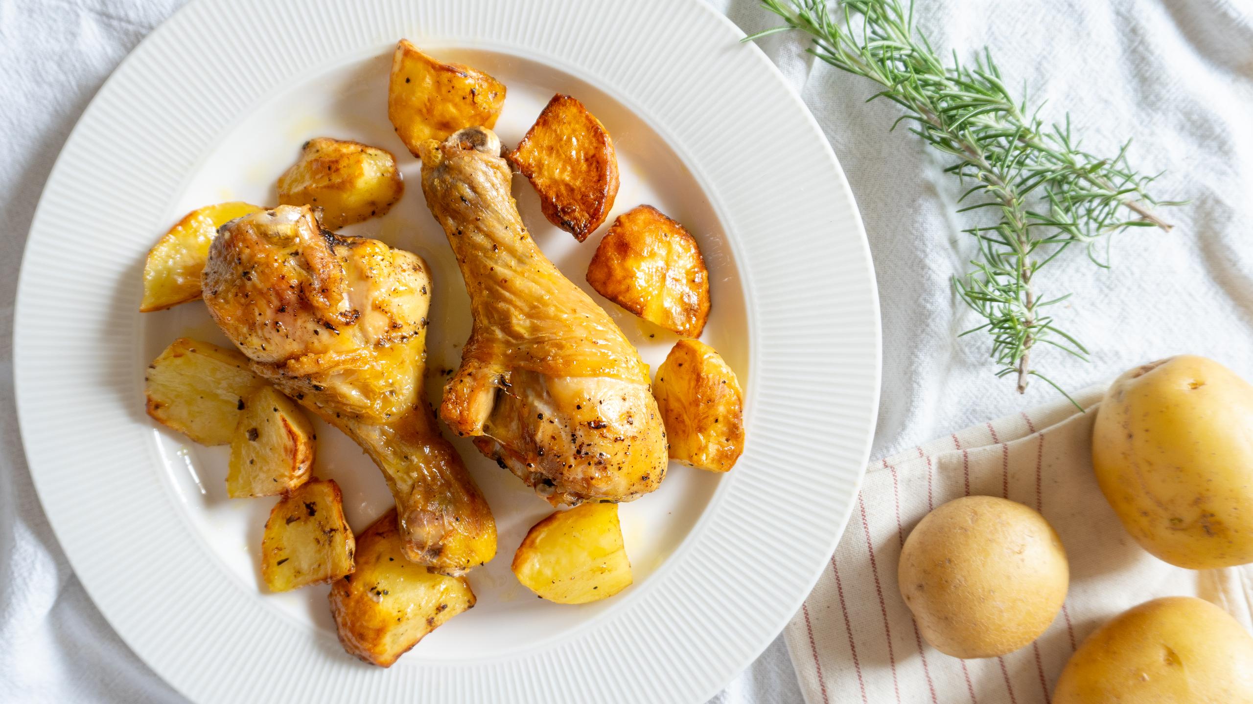 Kycklinglår och potatis i luftfritös