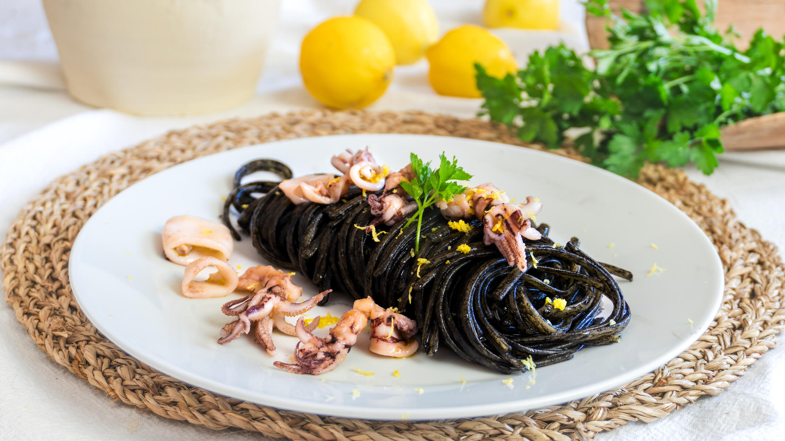 Linguine med bläckfiskbläck och bläckfiskringar