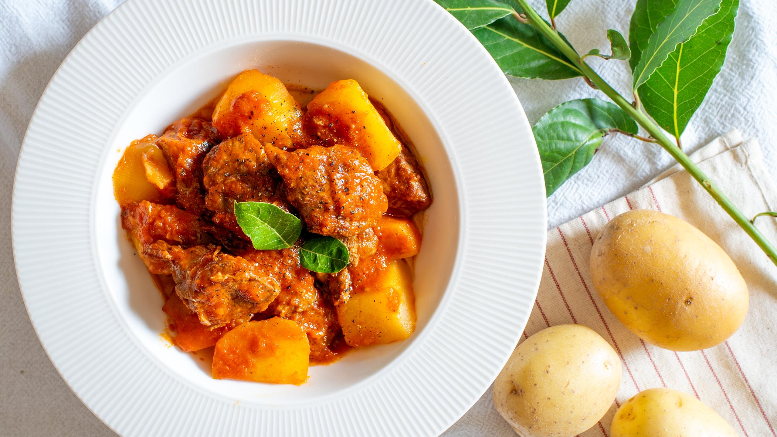 Nötköttsgryta med tomatsås och potatis