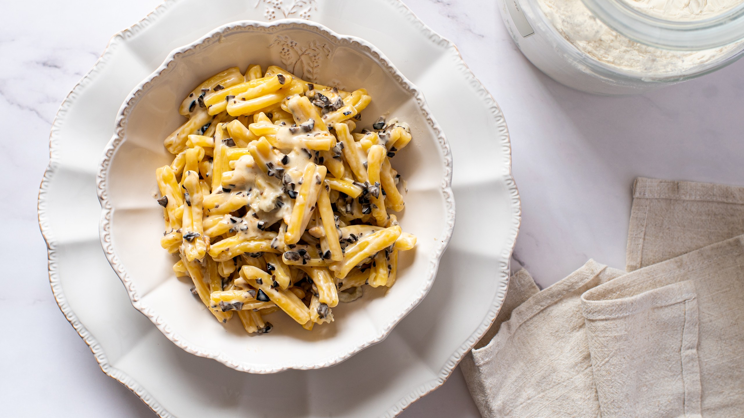 Pasta med gorgonzola och svarta oliver