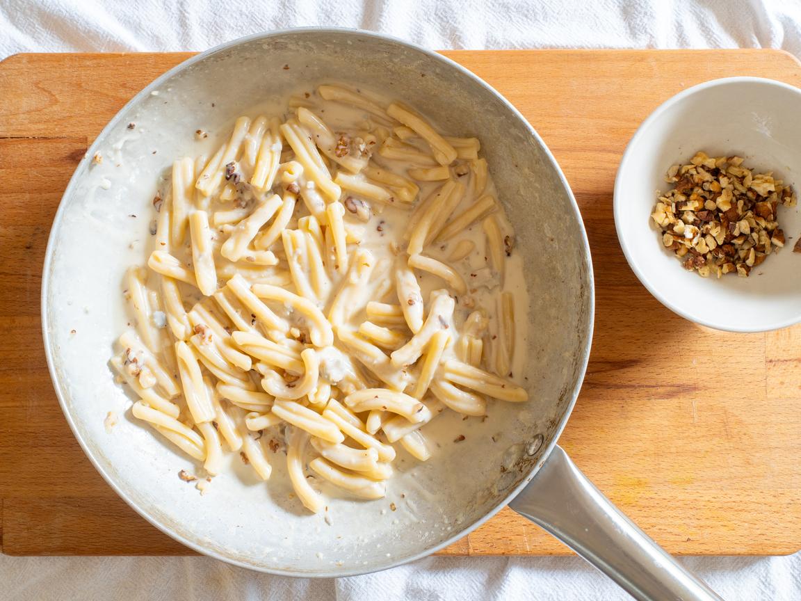 Pasta med gorgonzola och valnötter - steg 6