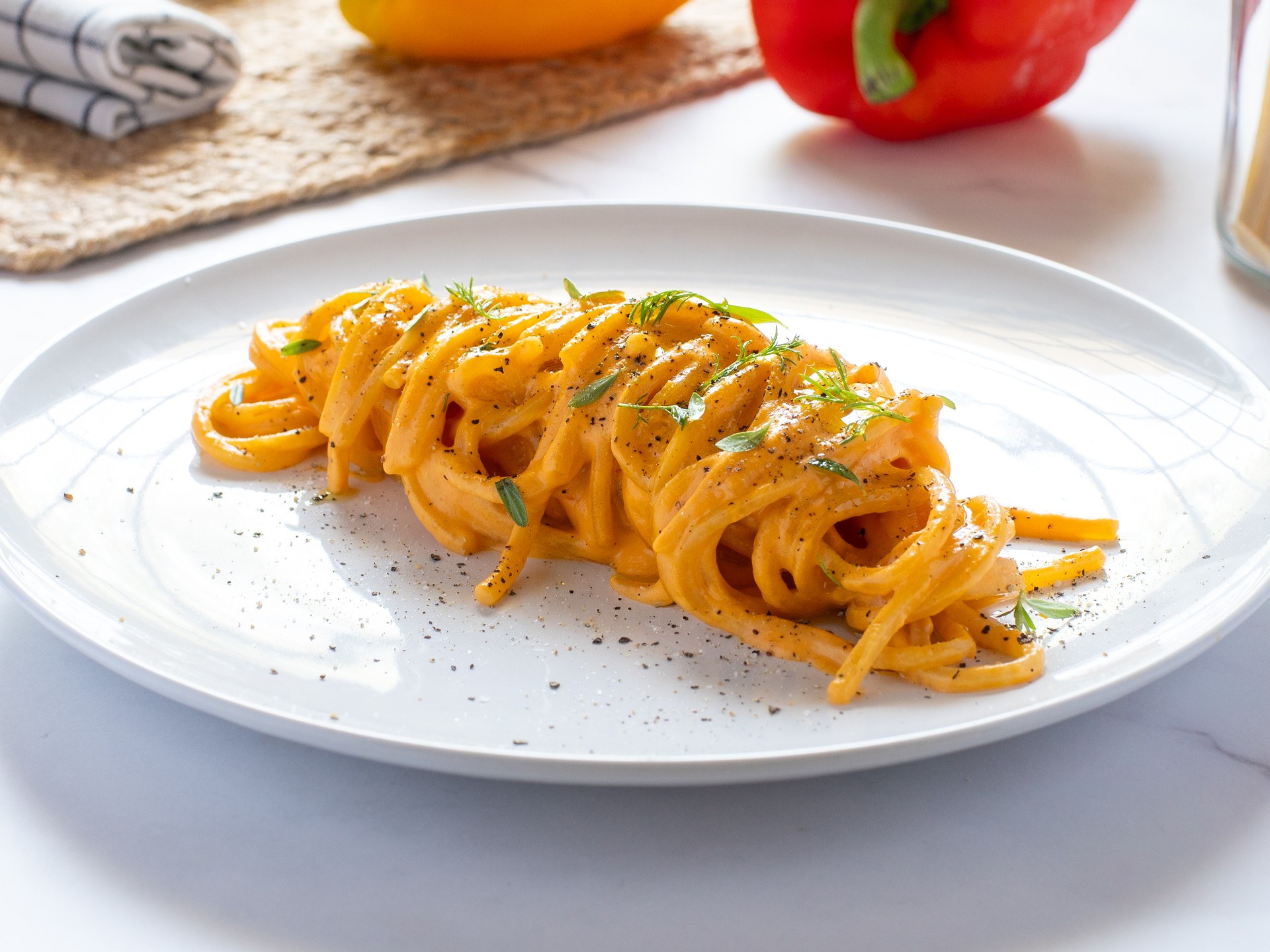 Pasta med kräm på paprika och ricotta