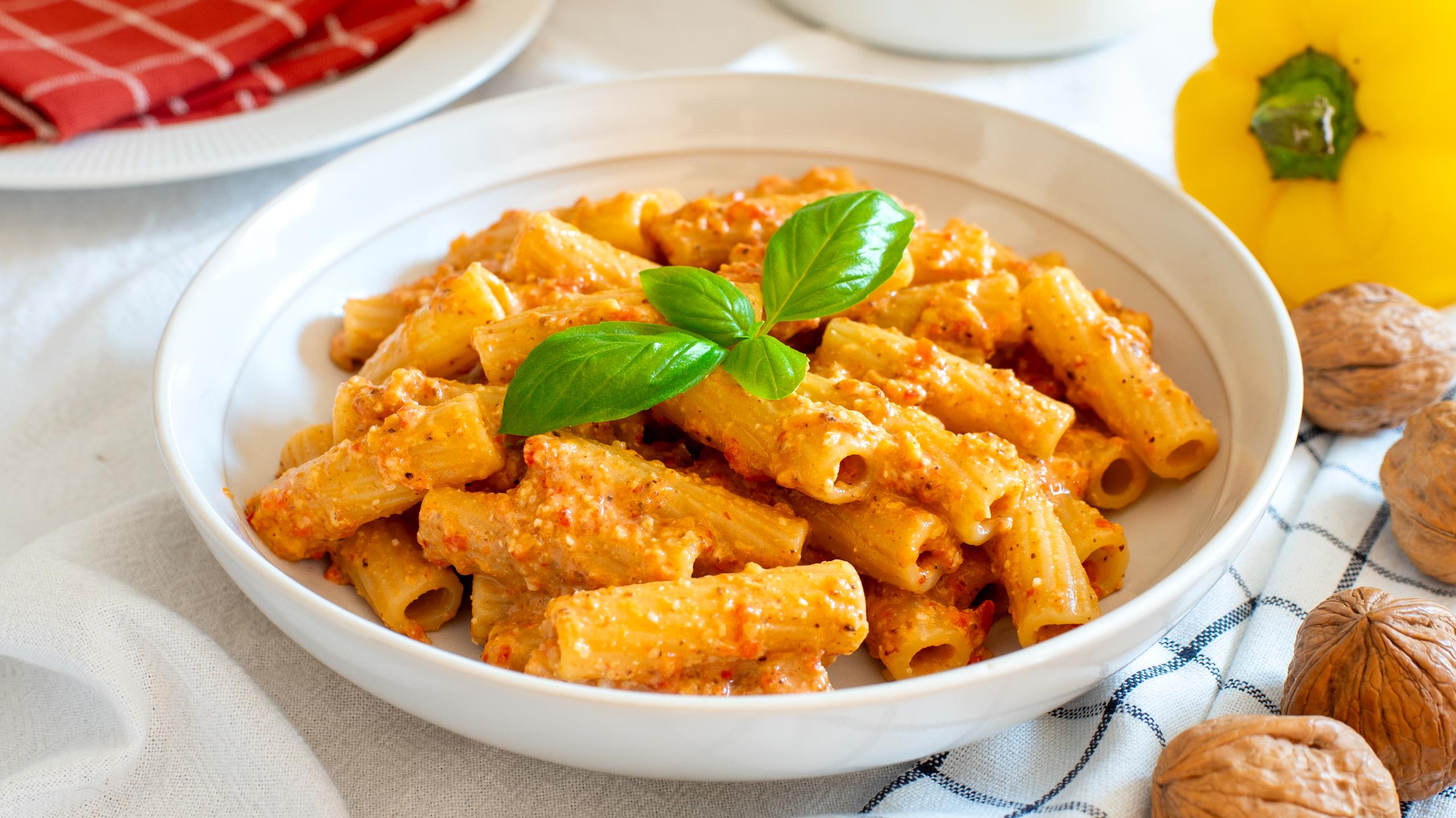 Pasta med paprika- och valnötspesto