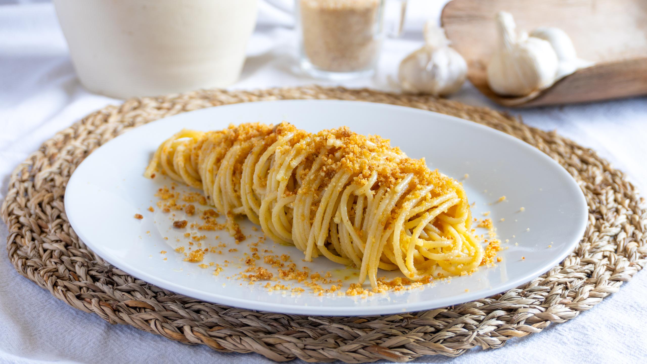 Pasta med rostad brödsmulor och sardeller