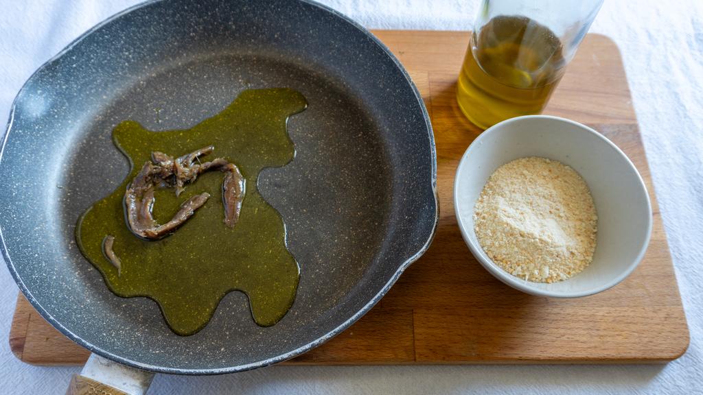 Pasta med rostad brödsmulor och sardeller - steg 1