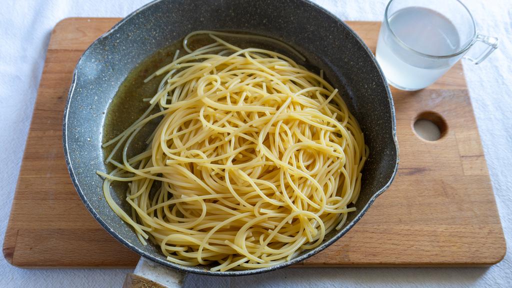 Pasta med rostad brödsmulor och sardeller - steg 5
