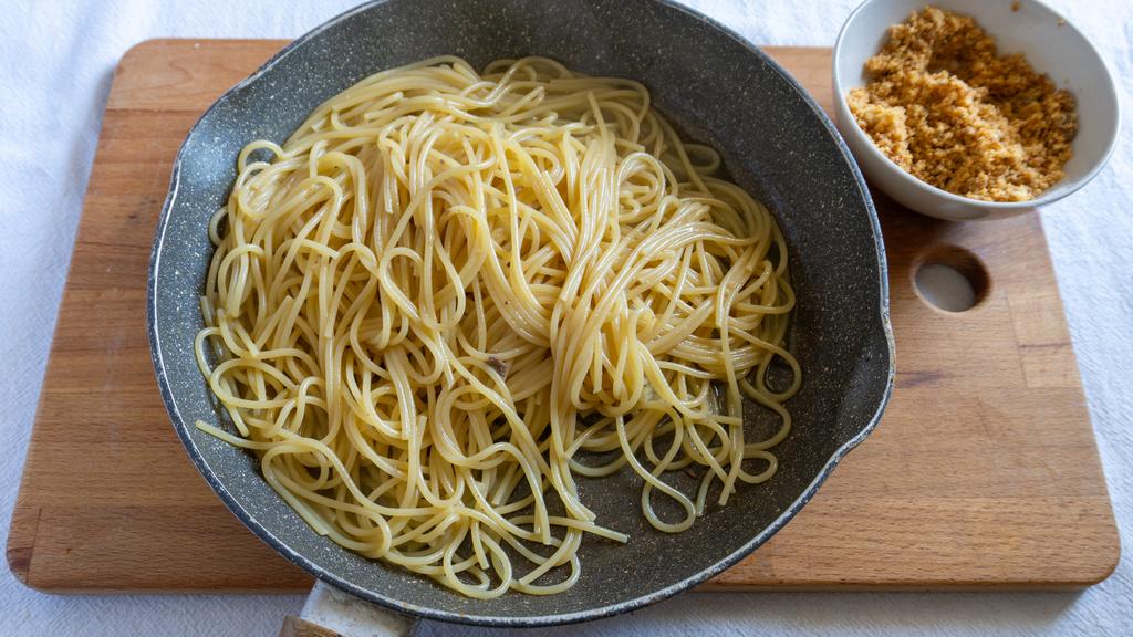 Pasta med rostad brödsmulor och sardeller - steg 6
