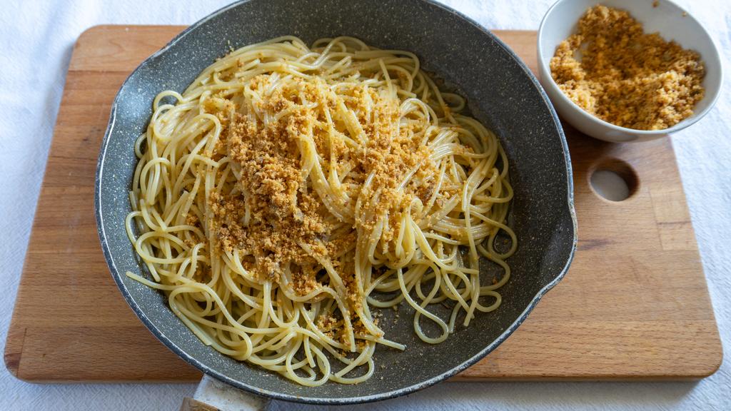 Pasta med rostad brödsmulor och sardeller - steg 7