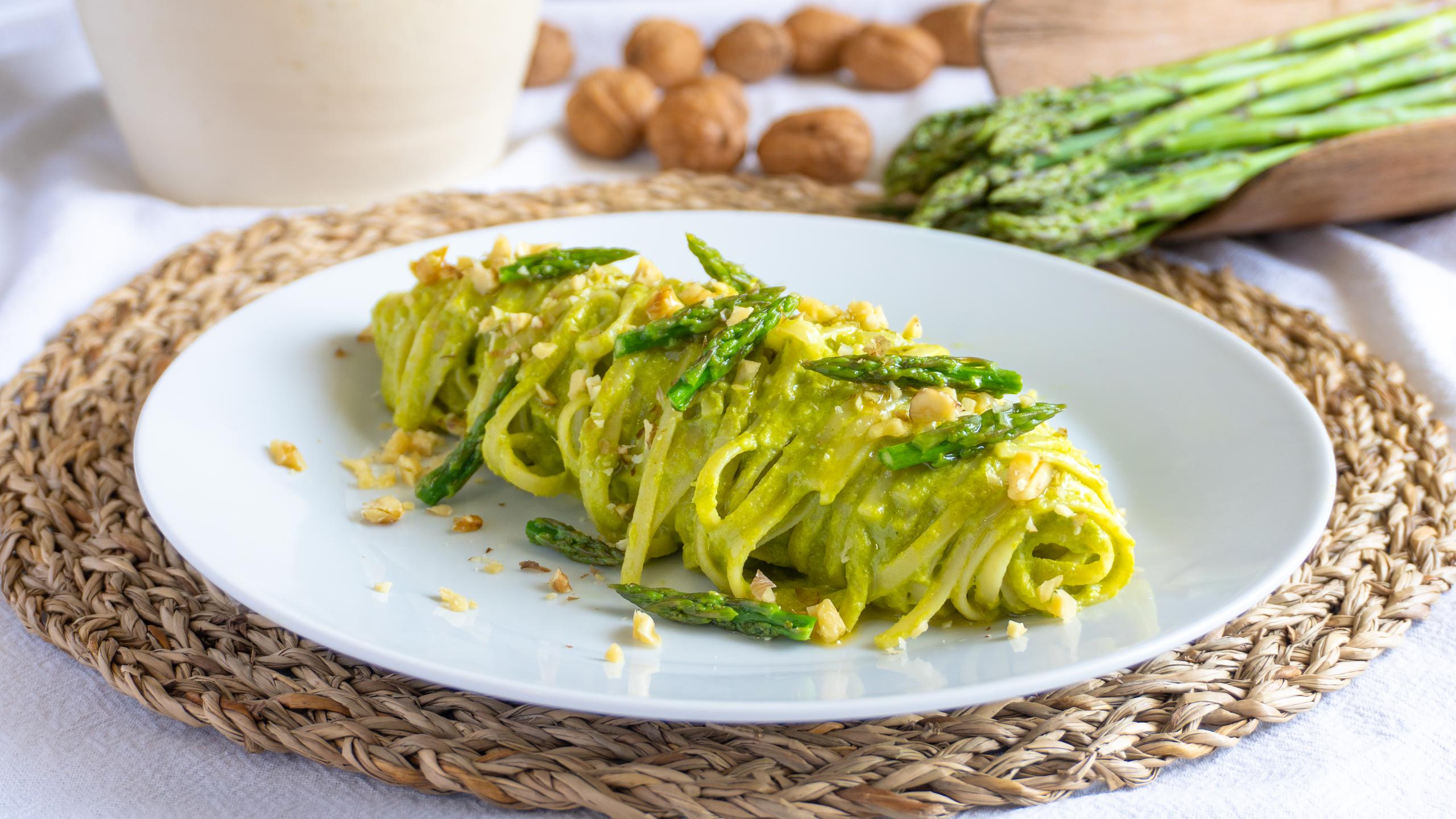 Pasta med spargelkräm och valnötter