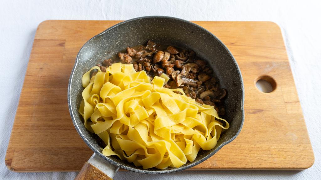 Pasta med svamp och korv