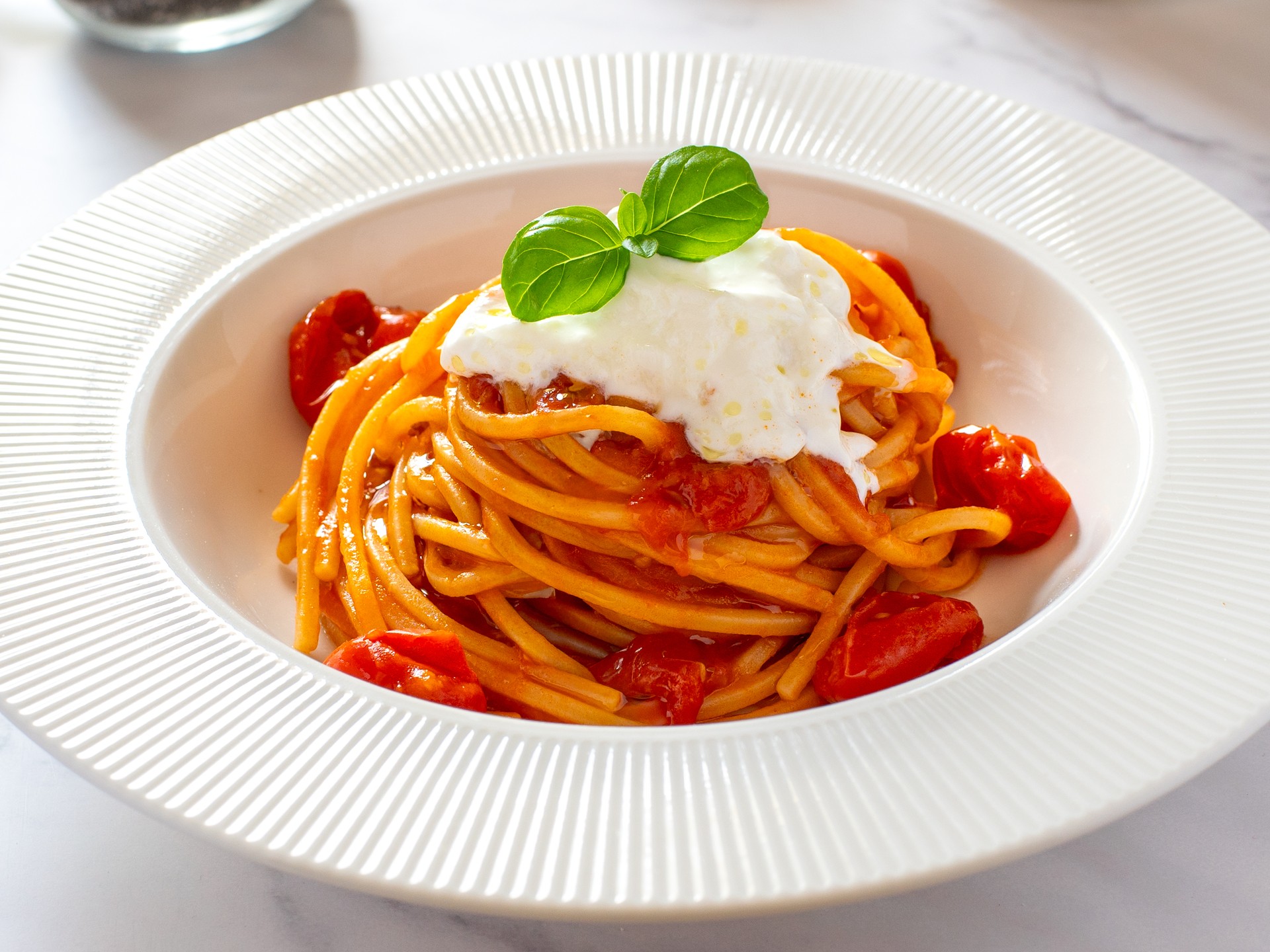 Pasta med tomat, burrata och basilika