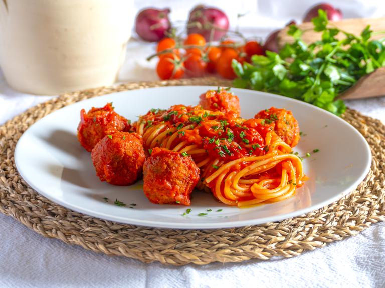 Pasta med tomatsås och köttbullar