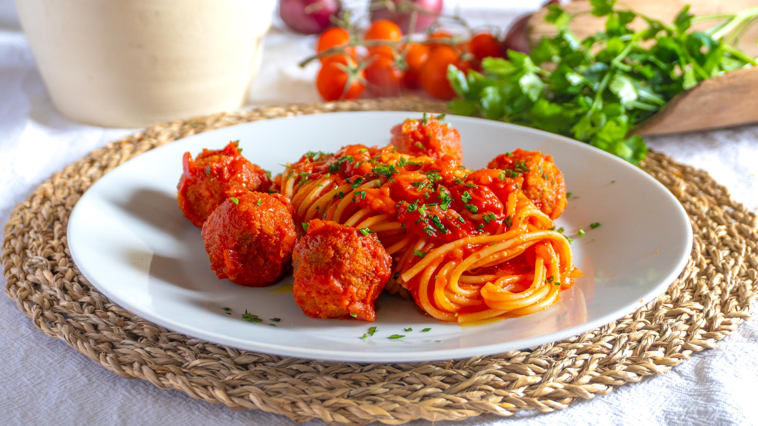 Pasta med tomatsås och köttbullar