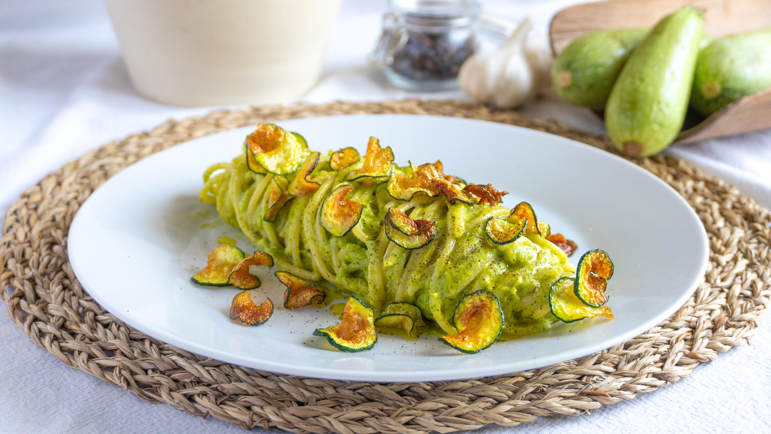 Pasta med zucchinikräm och chips